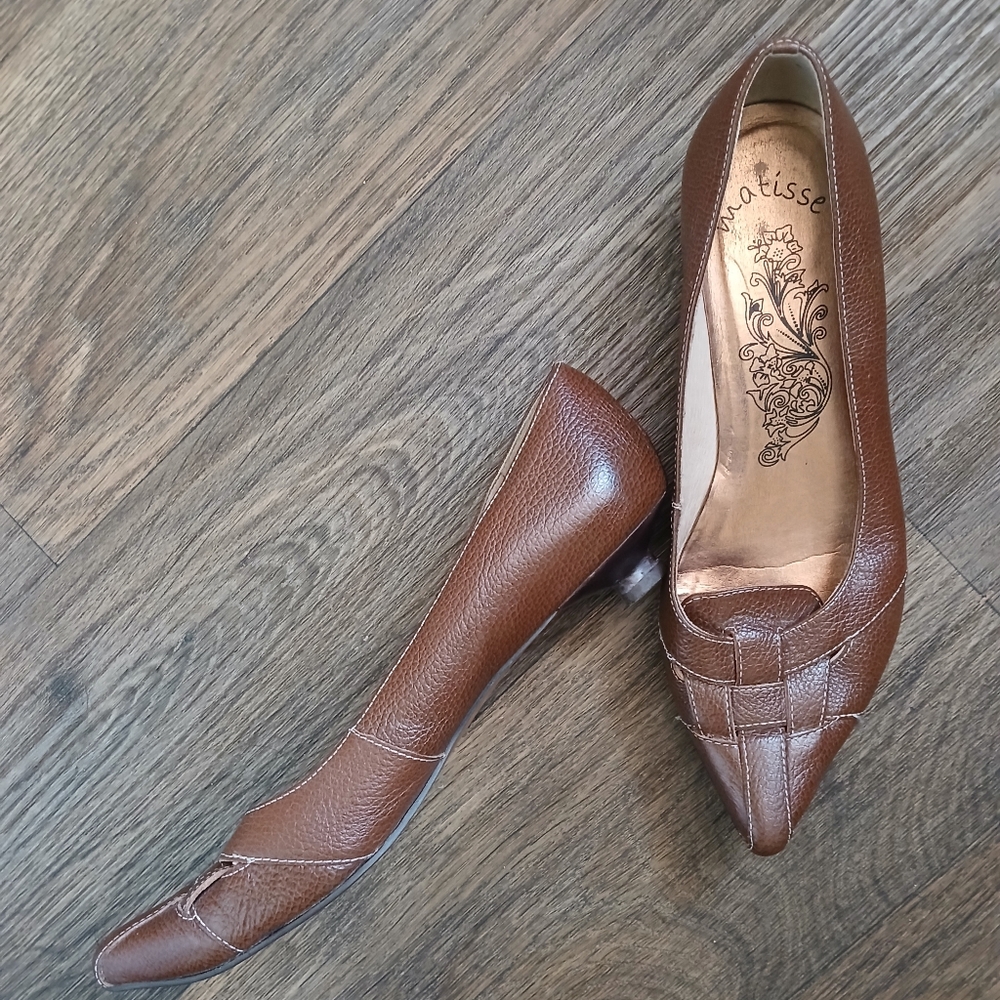 Matisse Pointy Toe Kitten Heel Leather Shoes.